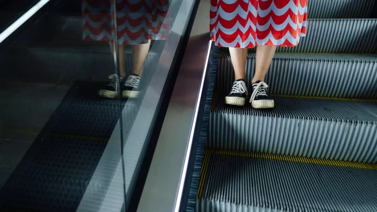 Por que as escadas rolantes tem escovas nas laterais?