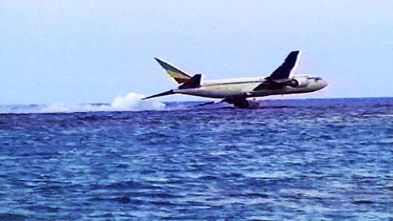 Gravação da caixa-preta capturou a mensagem angustiante do piloto antes de avião cair matando 125 pessoas. Voo 961