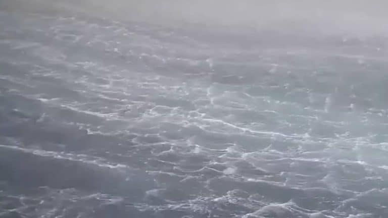 Imagens impressionantes de drone mostram onda de 8,5 metros causada pelo Furacão Milton