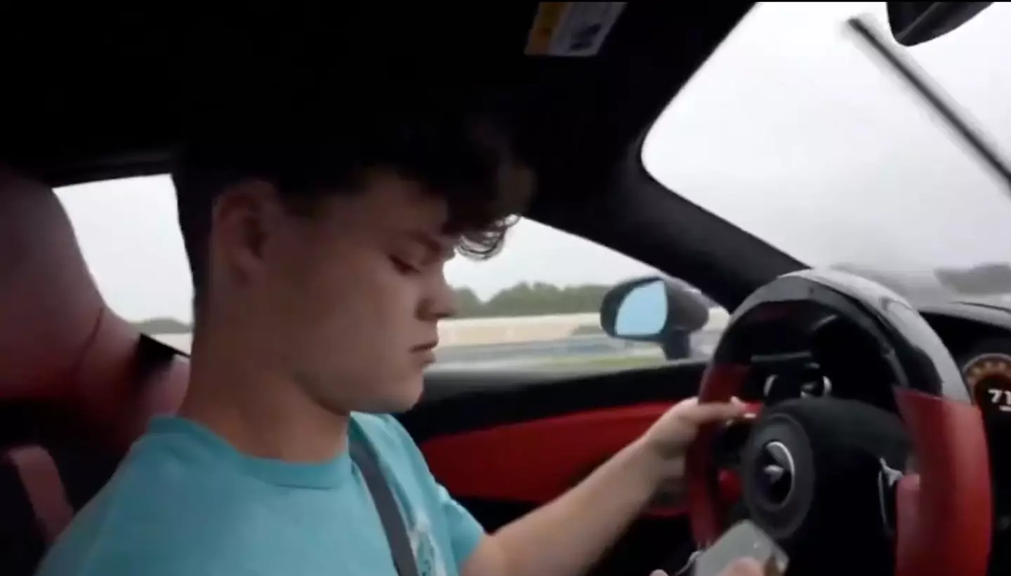 Jack Doherty foi visto usando o celular enquanto dirigia o supercarro antes de colidir (YouTube/Jack Doherty).