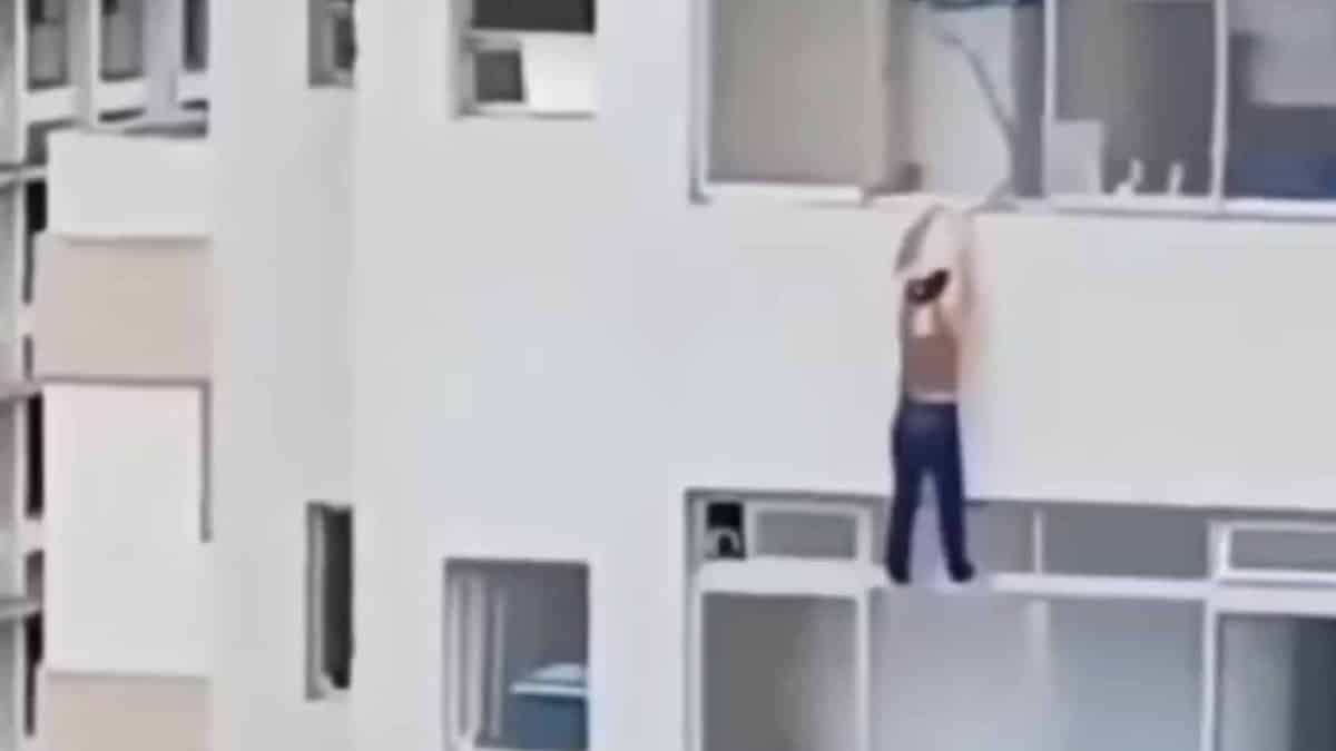 Mulher é resgatada após ficar pendurada em janela no Guarujá