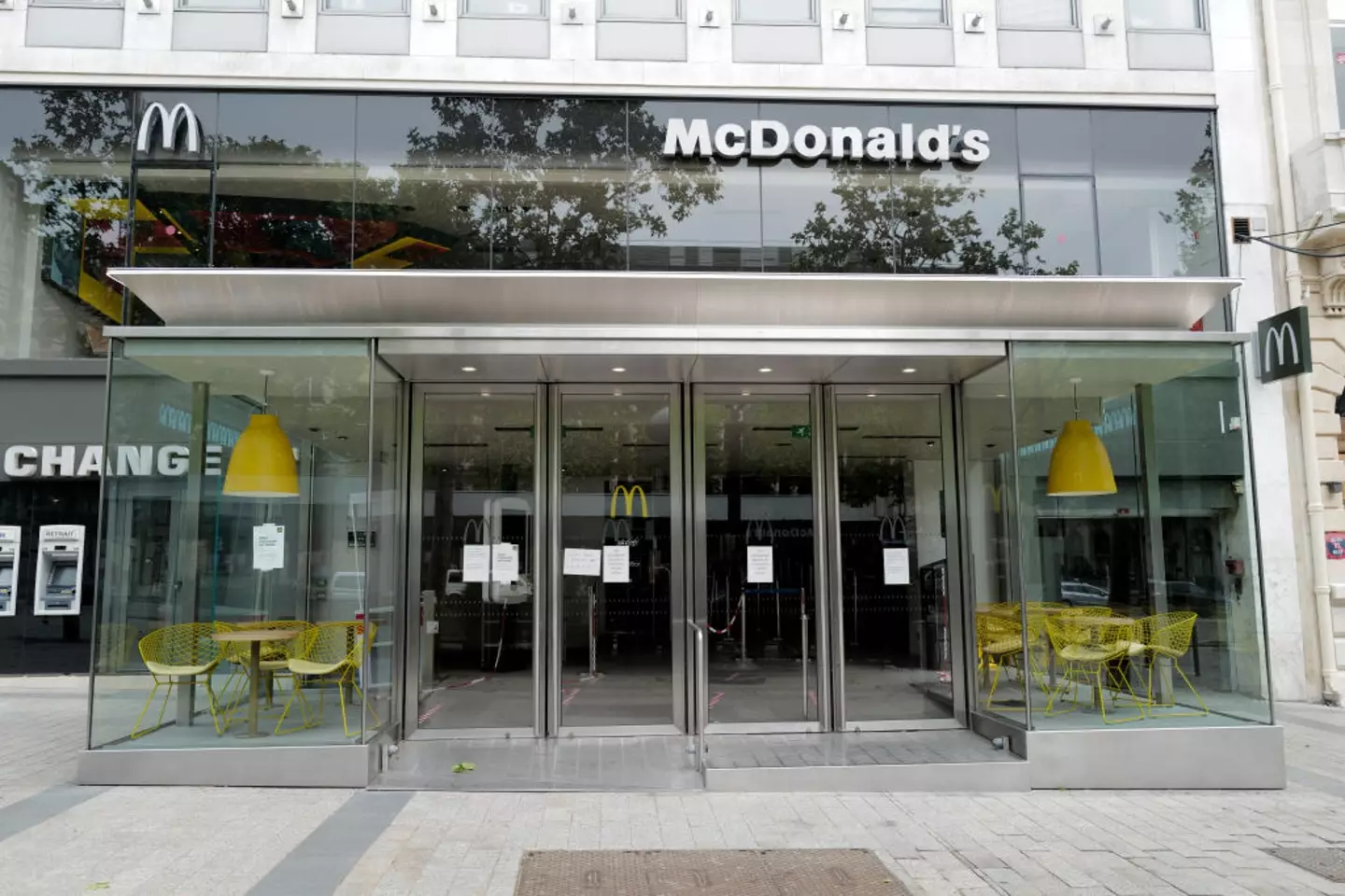 O McDonald's em Paris tem arcos brancos.