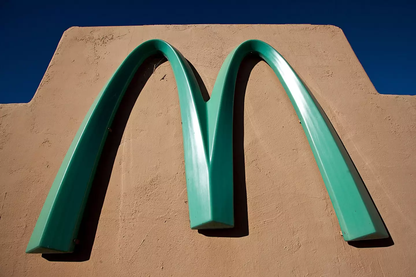 O restaurante McDonald's em Sedona, Arizona, é o único lugar no mundo onde você pode encontrar seus 'arcos azuis'.