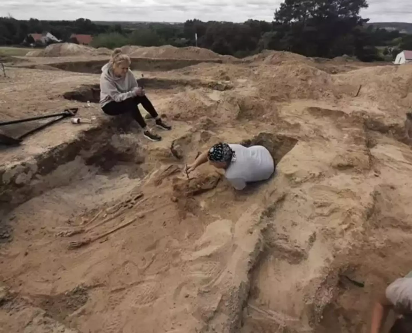 Os restos mortais foram encontrados por arqueólogos na cidade polonesa de Pien (Miroslaw Blicarski/Aleksander Poznan).