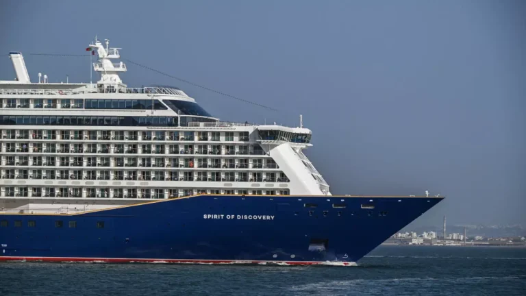 Passageiro morre e mais de 100 ficam feridos após navio de cruzeiro ser atingido por onda gigante