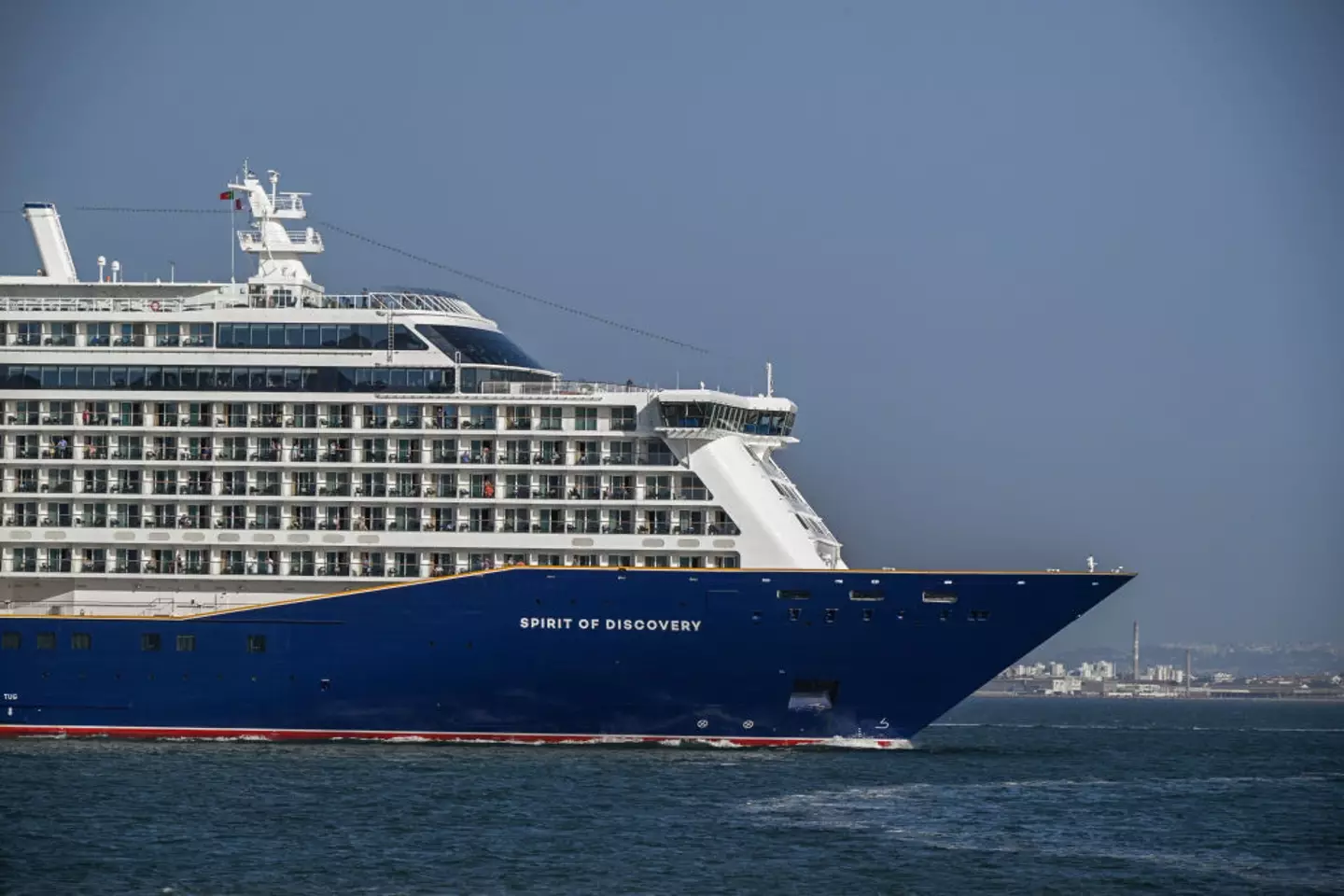 Passageiro morre e mais de 100 ficam feridos após navio de cruzeiro ser atingido por onda gigante