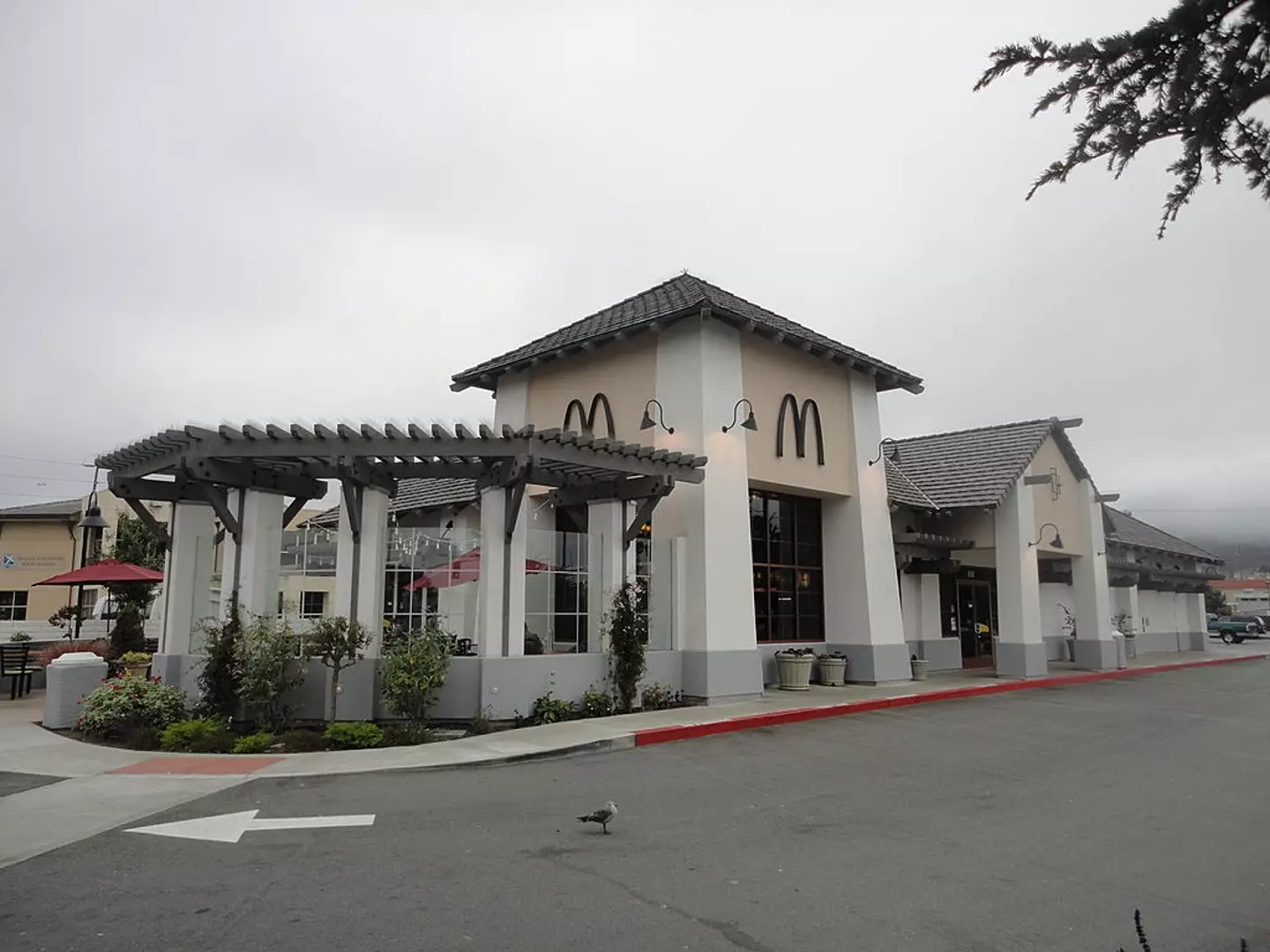 Um McDonald's em Monterey, Califórnia, possui arcos pretos.