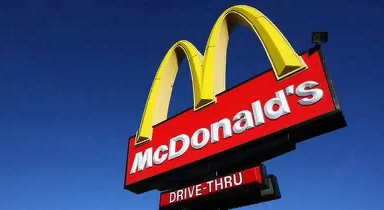 Uma pessoa morreu e 49 ficaram doentes após um surto de E.Coli ligado a um hambúrguer do McDonald's