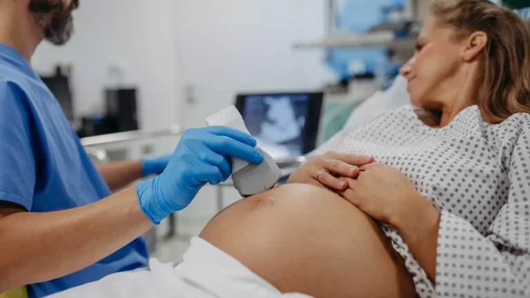 Vídeo chocante mostrando como um bebê cresce dentro do corpo de uma mulher está deixando as pessoas boquiabertas