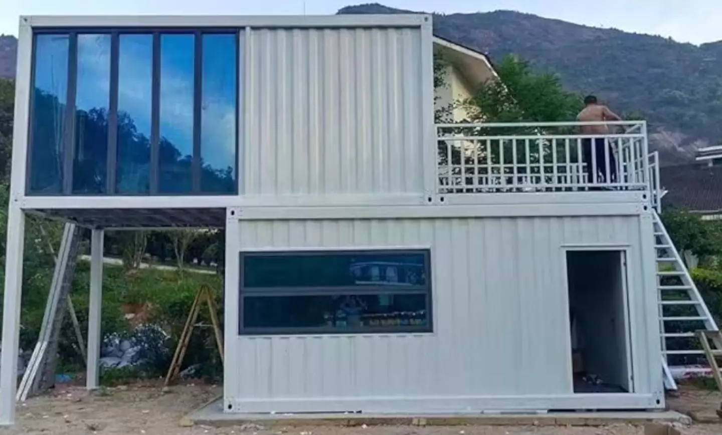 A casa conta com grandes janelas para entrada de luz natural (Emonia/Amazon).