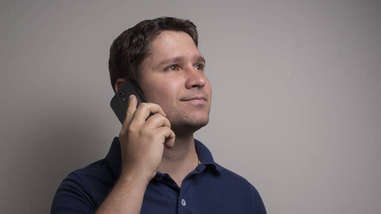 A razão assustadora para nunca responder se alguém perguntar 'você pode me ouvir?' ao telefone