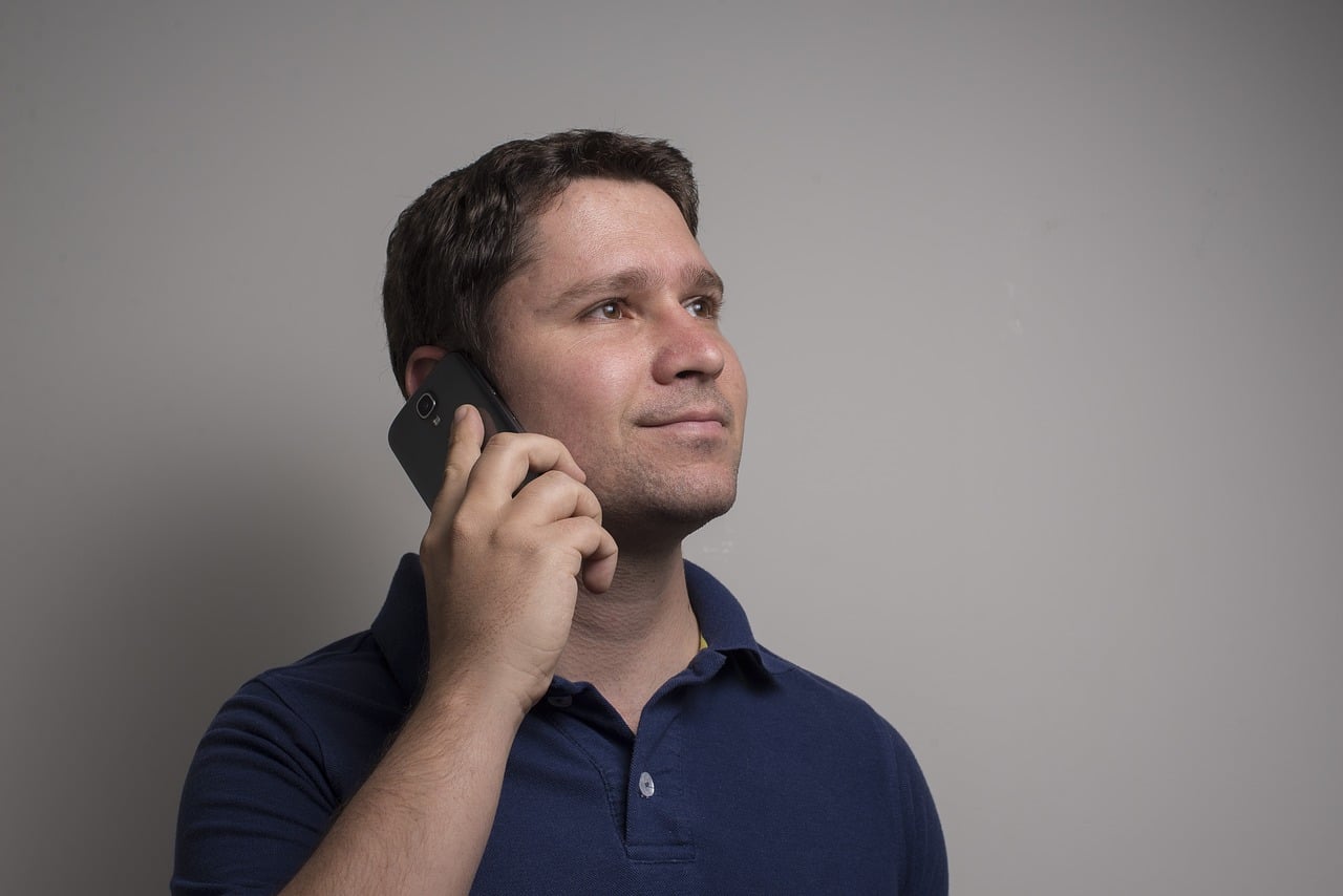A razão assustadora para nunca responder se alguém perguntar ‘você pode me ouvir?’ ao telefone