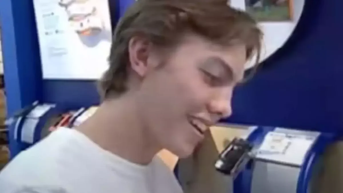 Adolescente que vendeu seu lugar na fila do primeiro iPhone por $ 800 em 2007 acabou lucrando mais de $ 100 mil com o acordo