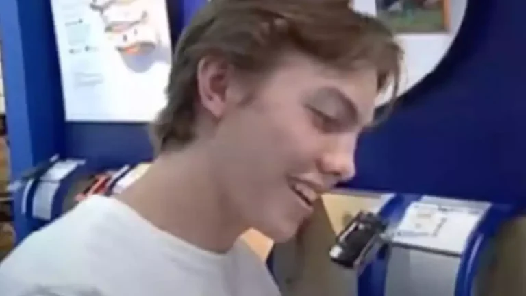 Adolescente que vendeu seu lugar na fila do primeiro iPhone por $ 800 em 2007 acabou lucrando mais de $ 100 mil com o acordo