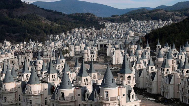 Cidade fantasma assustadora de 0 milhões tem 732 casas quase idênticas que ninguém pode habitar