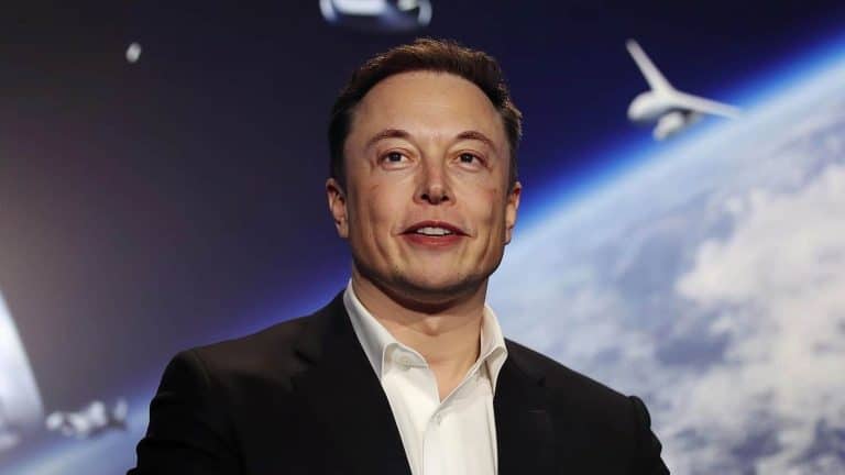 Elon Musk "afirma" ser um "alienígena viajante do tempo de 3.000 anos" que potencialmente assume identidades.