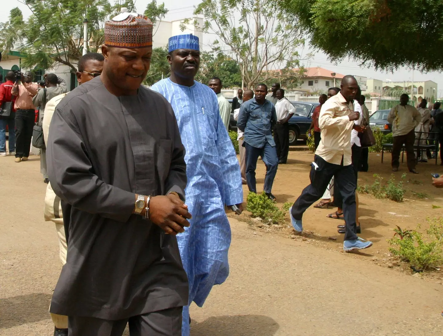 Emmanuel Nwude (à esquerda) chegando ao tribunal superior de justiça em 2004.