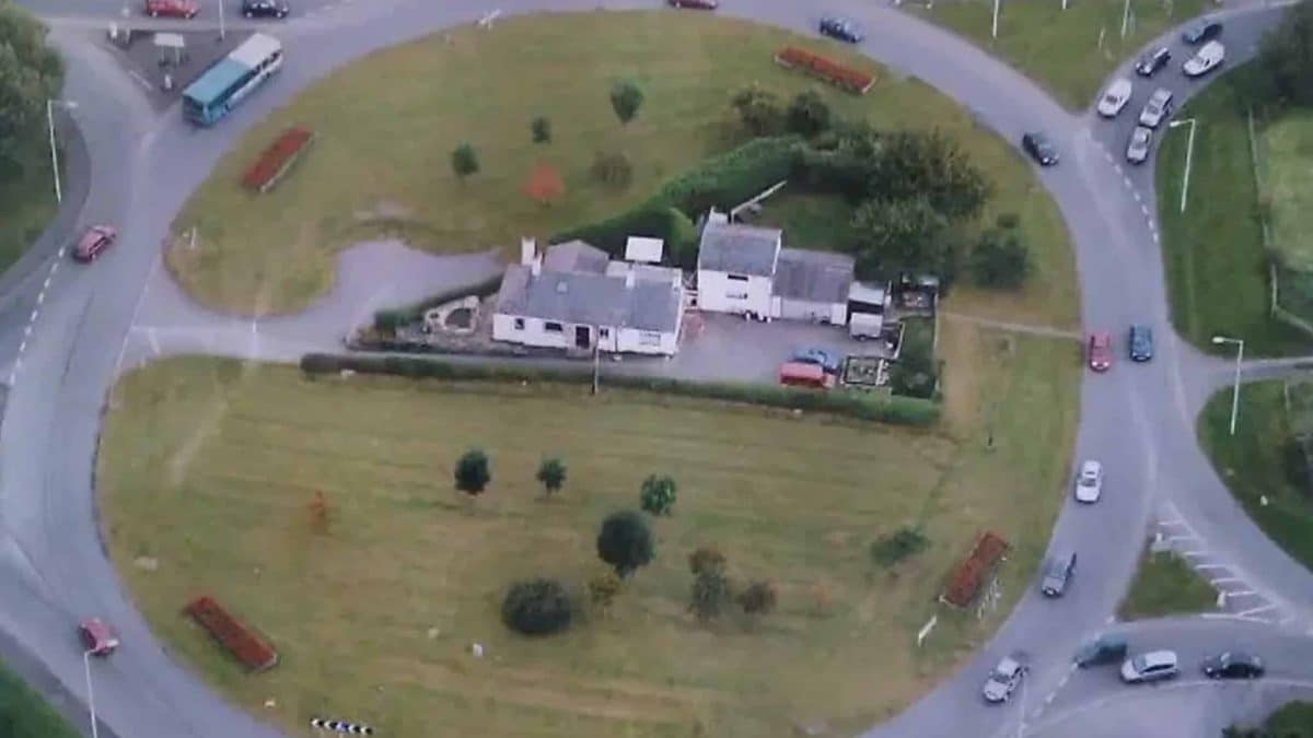 Família que vive no meio de rotatória e se recusa a vender casa fala sobre situação