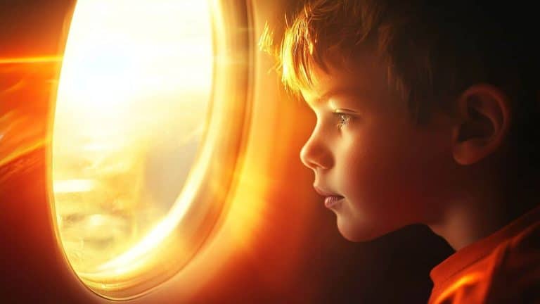 Homem é elogiado por recusar troca de assento em avião com mãe e filho após ela se recusar a pagar