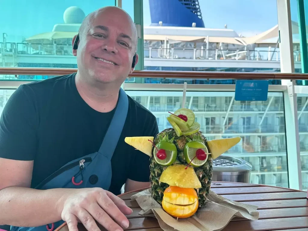 Homem que vive em navio de cruzeiro por 300 dias ao ano, pois é mais barato que aluguel, planeja vender apartamento