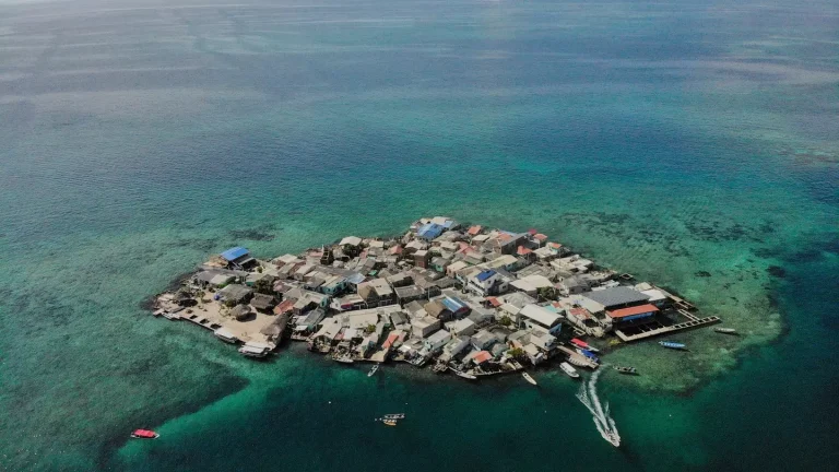 Homem visita a 'ilha mais densamente povoada do mundo', menor que um campo de futebol, e o que viu o deixou chocado