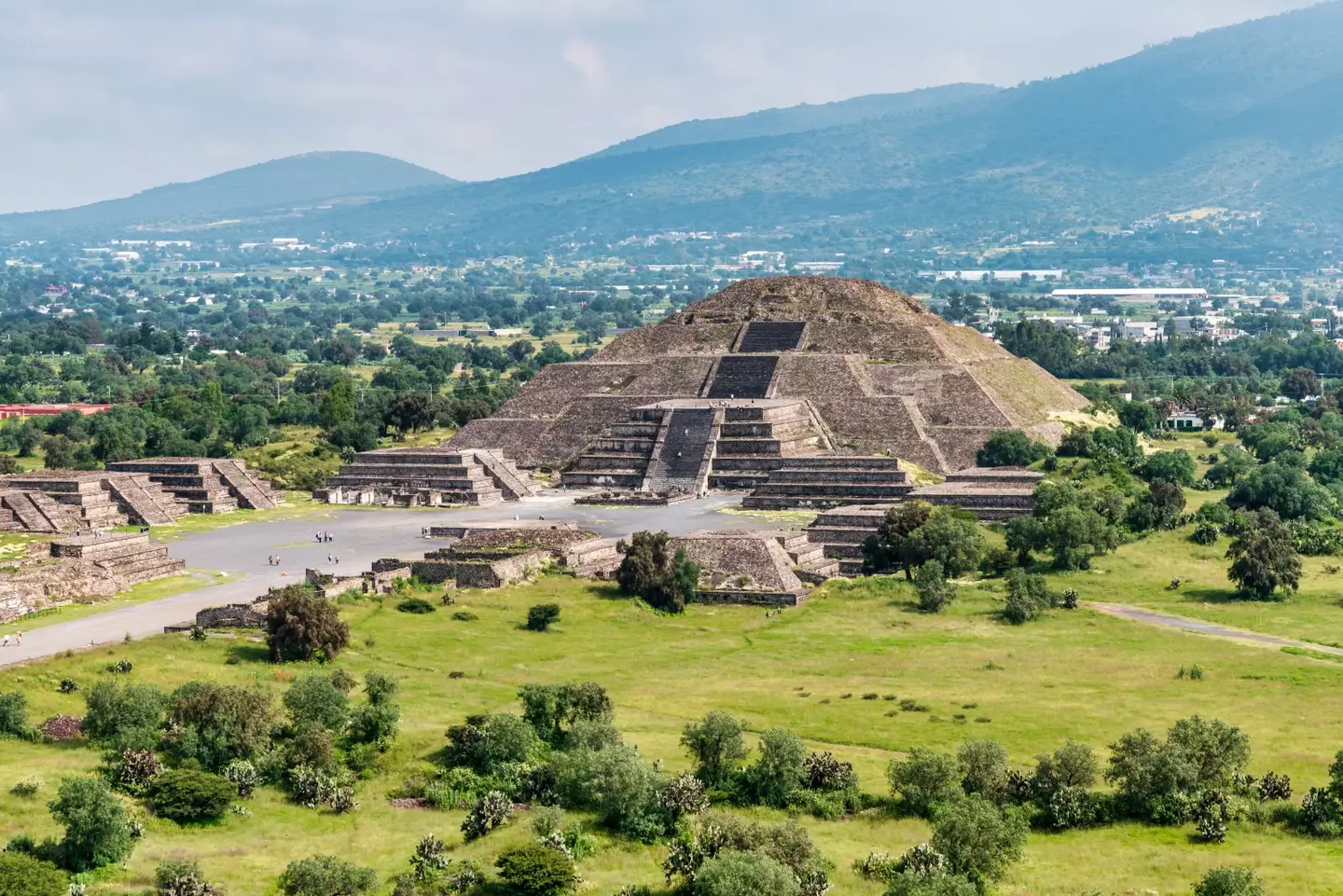 Máscara de 2000 anos descoberta na base da Pirâmide do Sol faz todos apontarem a mesma coisa