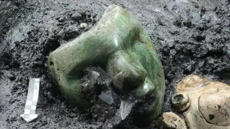 Máscara de 2000 anos descoberta na base da Pirâmide do Sol faz todos apontarem a mesma coisa