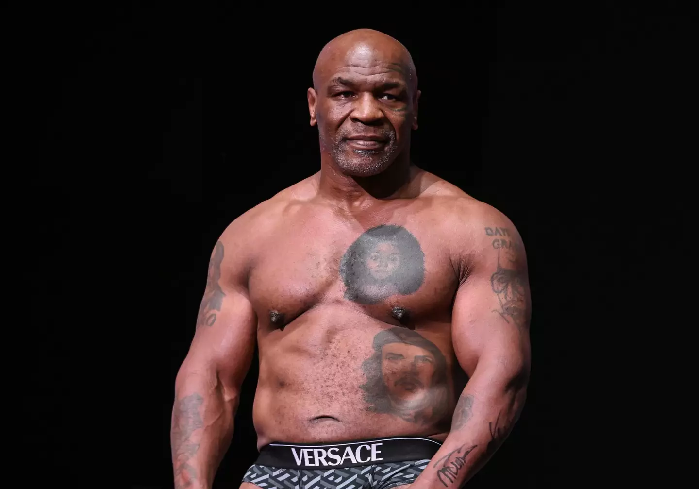 Mike Tyson entrou na pesagem de ontem à noite com 104 kg.