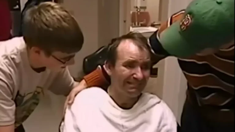 Momento comovente em que bombeiro que passou 10 anos em coma acorda para uma revelação chocante