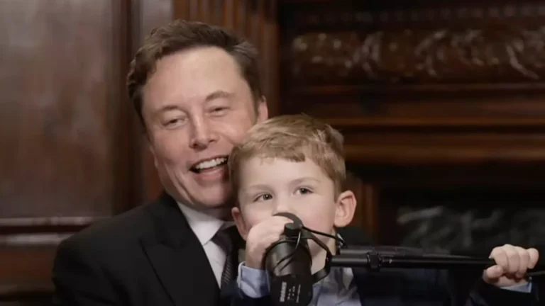O filho de Elon Musk, X Æ A-Xii, interrompe entrevista e revela como pronunciar seu nome