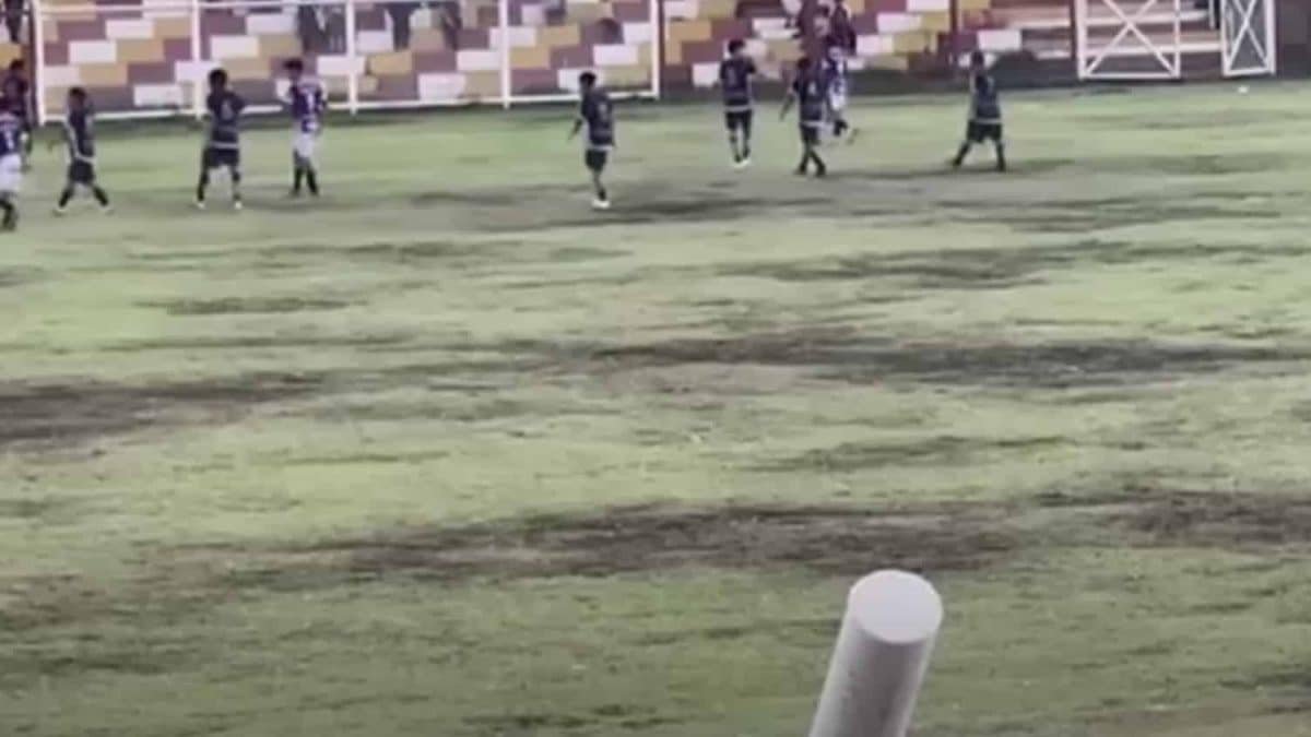 Raio mata jogador de futebol e derruba outros durante partida ao vivo na TV. Veja o vídeo