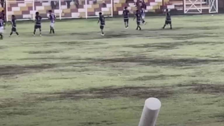 Raio mata jogador de futebol e derruba outros durante partida ao vivo na TV. Veja o vídeo