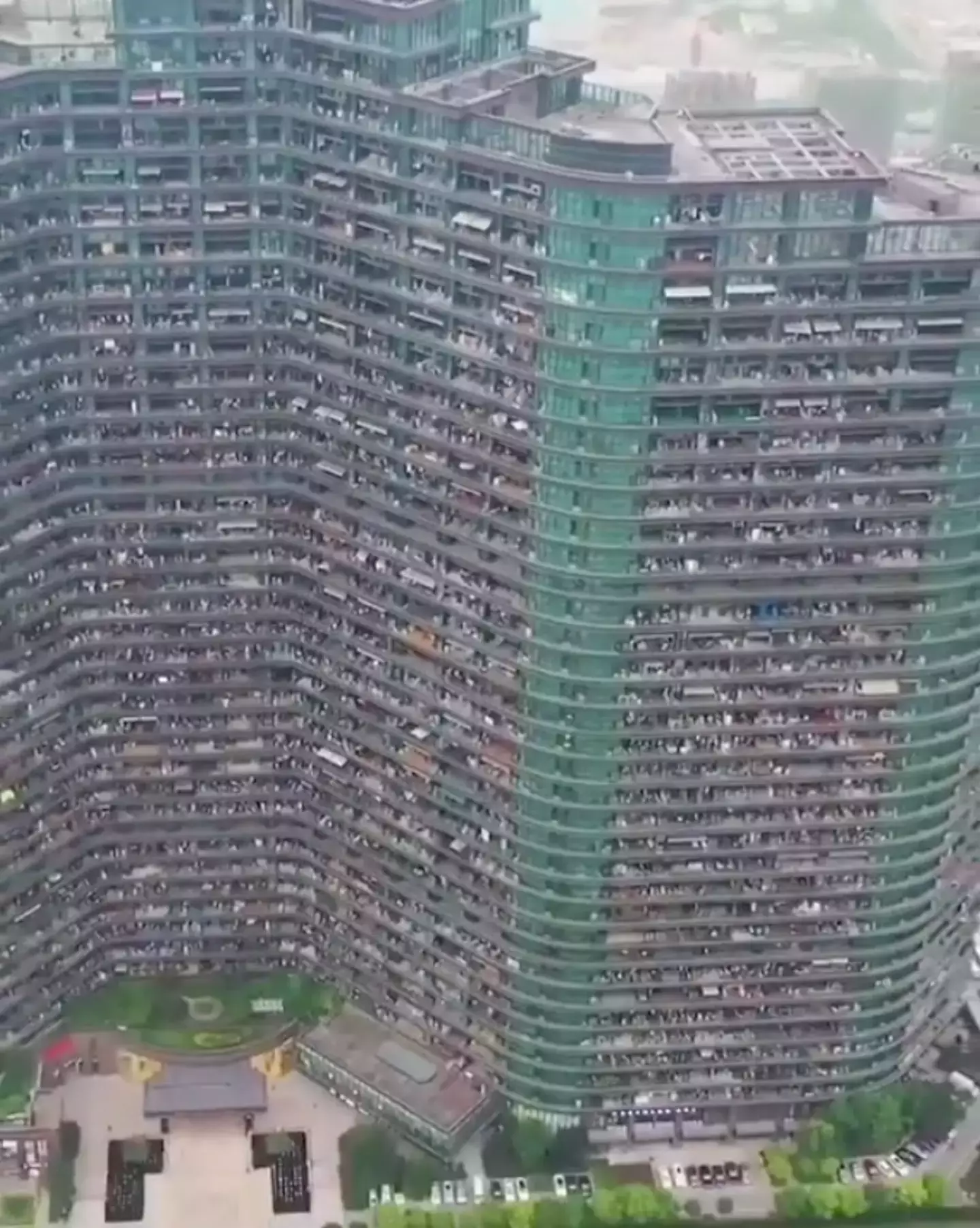 Milhares de pessoas vivem em um complexo conhecido como Regent International, um edifício colossal localizado na Cidade do Século Qianjiang, no distrito comercial central de Hangzhou. (TikTok/@fatheristheone)