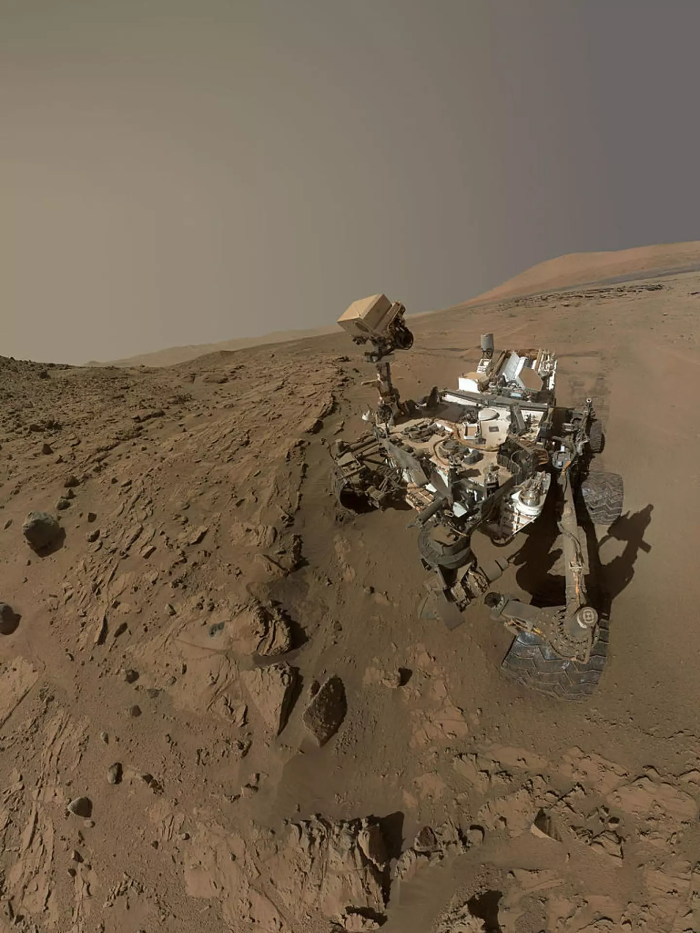 O rover Curiosity, da NASA, utilizou a câmera localizada na extremidade de seu braço robótico, em abril e maio de 2014, para capturar dezenas de imagens que foram combinadas em um autorretrato. Nesta imagem, o rover aparece ao lado de um alvo de arenito chamado "Windjana", no qual realizou perfurações para coleta de amostras.