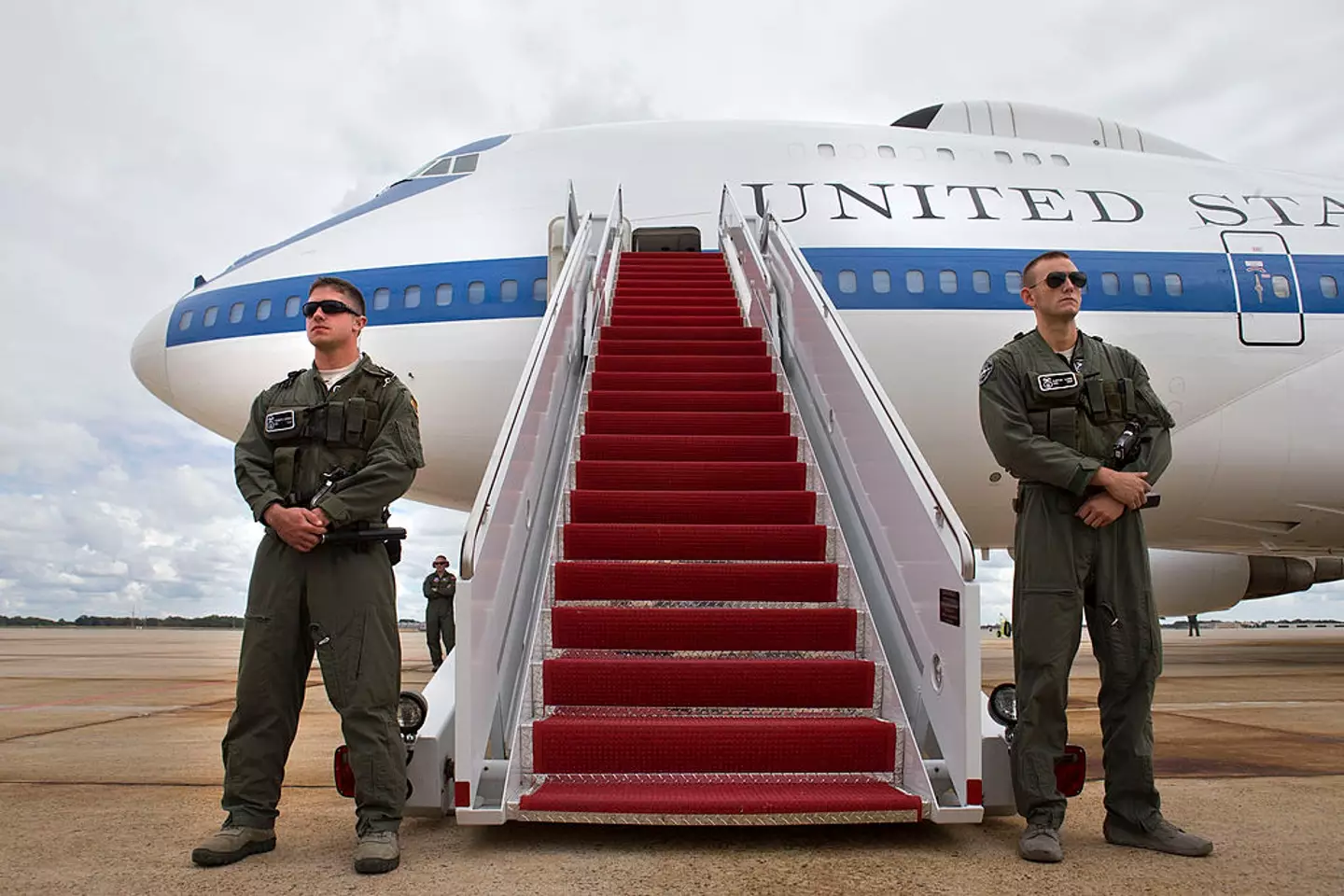 O E-4B é a versão militarizada do Boeing 747 utilizada pela Força Aérea dos Estados Unidos e, com seus impressionantes 19,35 metros de altura, dominava a paisagem enquanto era protegido por membros das Forças de Segurança do Comando de Combate Aéreo dos EUA durante uma viagem à Coreia do Sul em 2013.