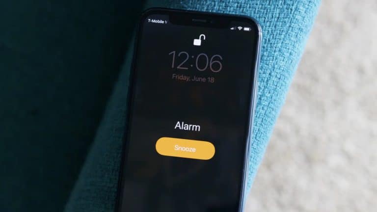 A razão científica pela qual você acorda apenas cinco minutos antes do alarme tocar