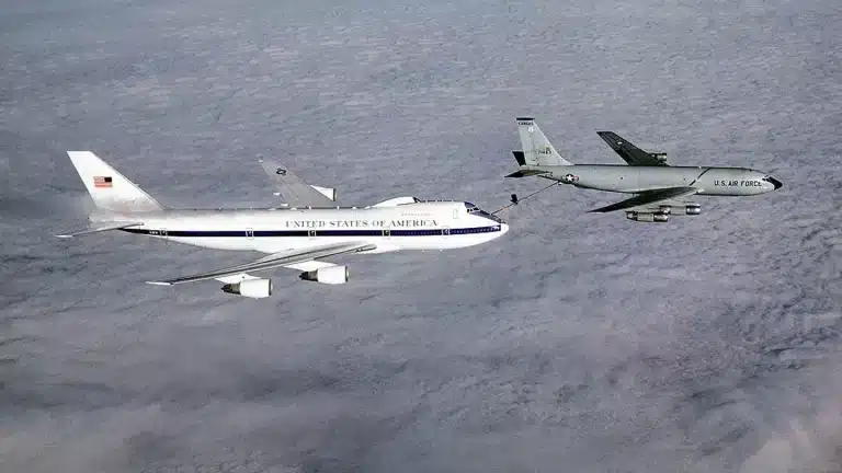 A razão perturbadora pela qual ver este avião voando acima de você pode significar que você tem apenas minutos de vida