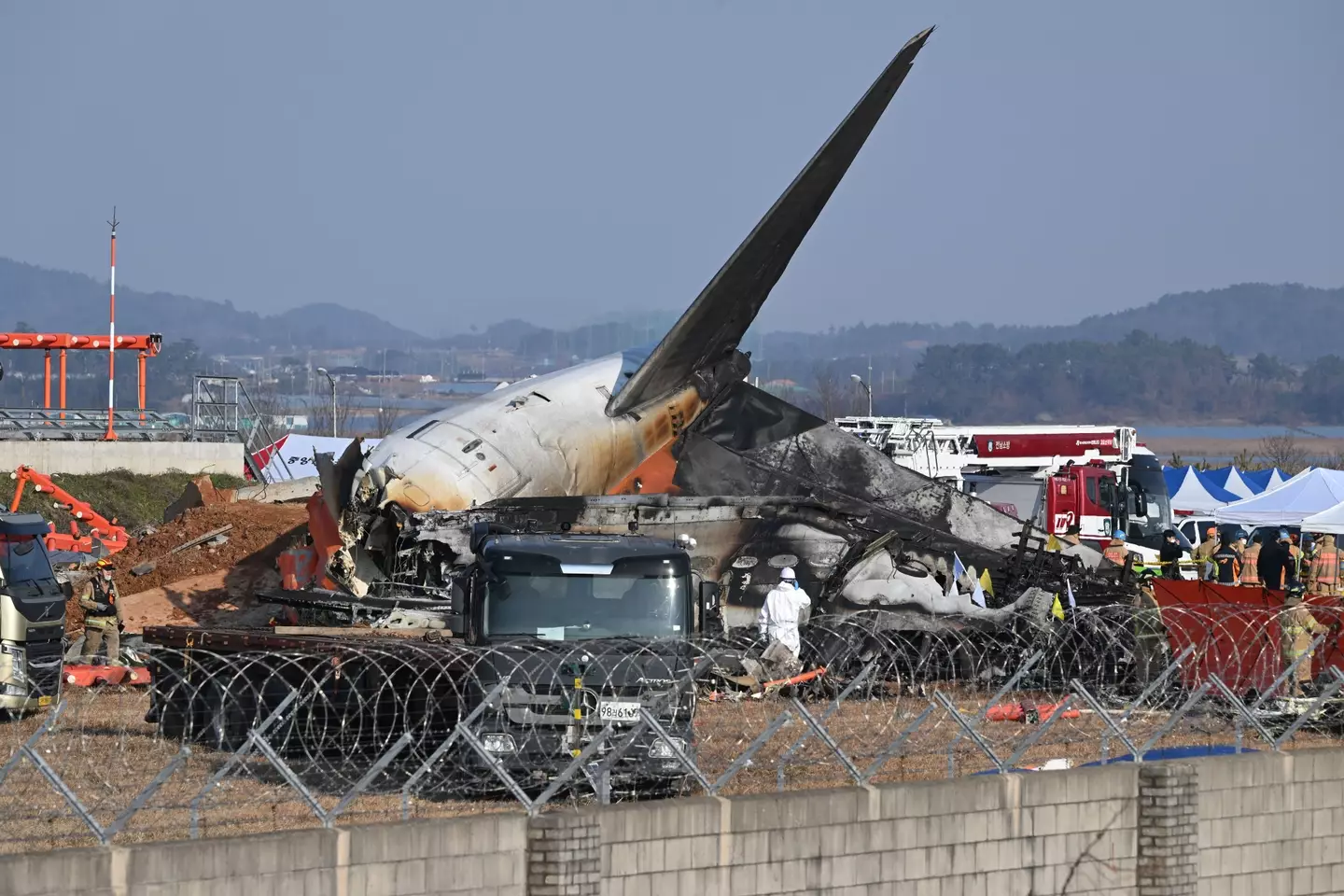 Apenas duas pessoas sobreviveram ao acidente de avião e agora estão no hospital.