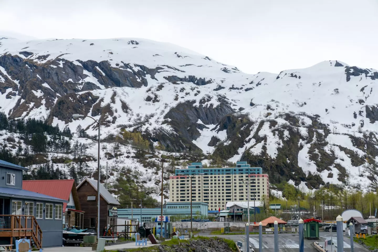 As Begich Towers, localizadas em Whittier, no Alasca, abrigam todos os 263 moradores da cidade.