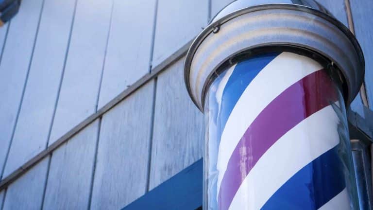 As pessoas estão descobrindo o significado mórbido por trás do icônico poste de barbearia