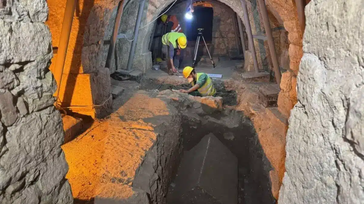 Caixão do 'Papai Noel' é descoberto por arqueólogos após 1.600 anos