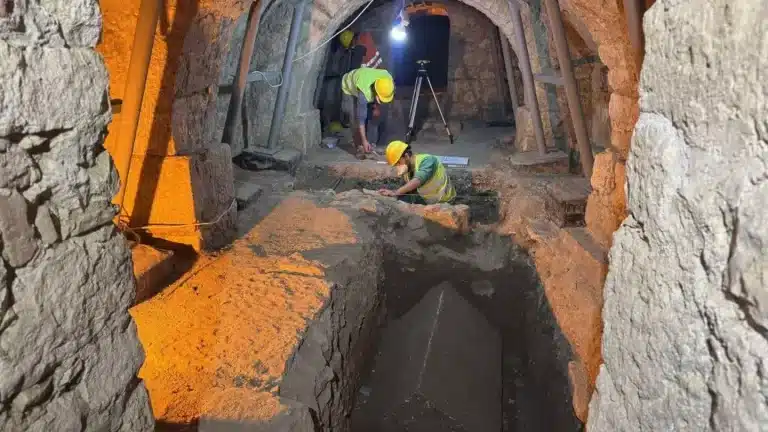 Caixão do 'Papai Noel' é descoberto por arqueólogos após 1.600 anos