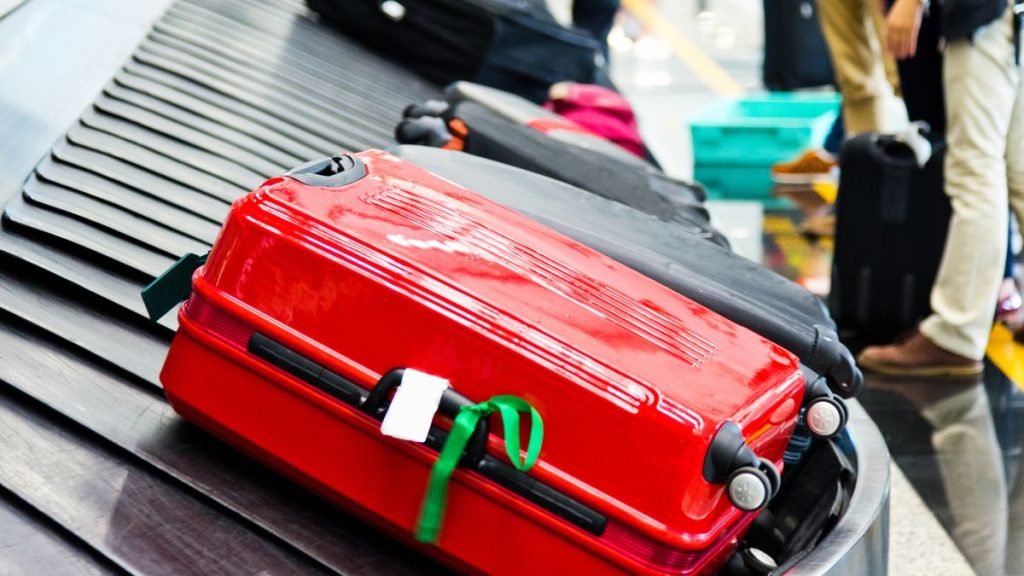 Carregador de bagagens alerta passageiros sobre uso de fitas nas malas