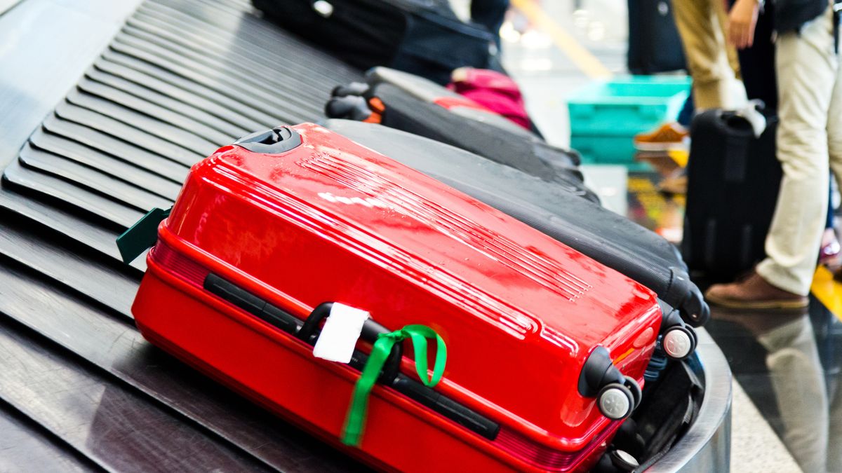 Carregador de bagagens alerta passageiros sobre uso de fitas nas malas