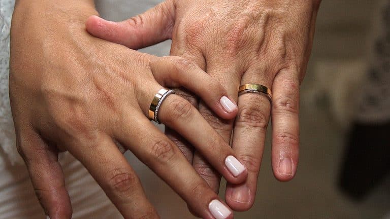 Casal que se divorciou e se casou novamente 12 vezes é investigado por fraude após quantia chocante que receberam ser revelada