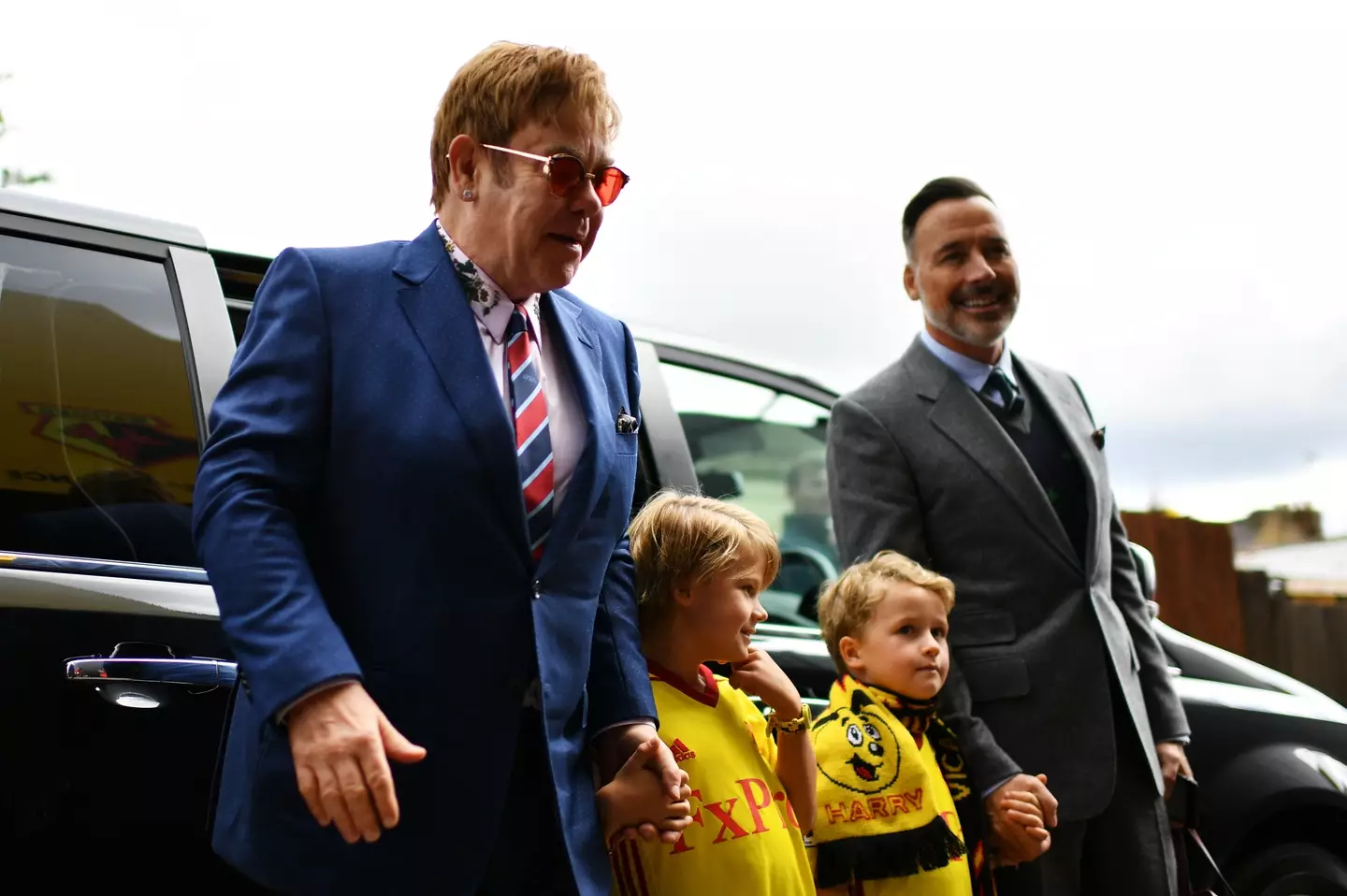 Elton John com seu marido, David Furnish, e os filhos, Zachary e Elijah, em 2017.