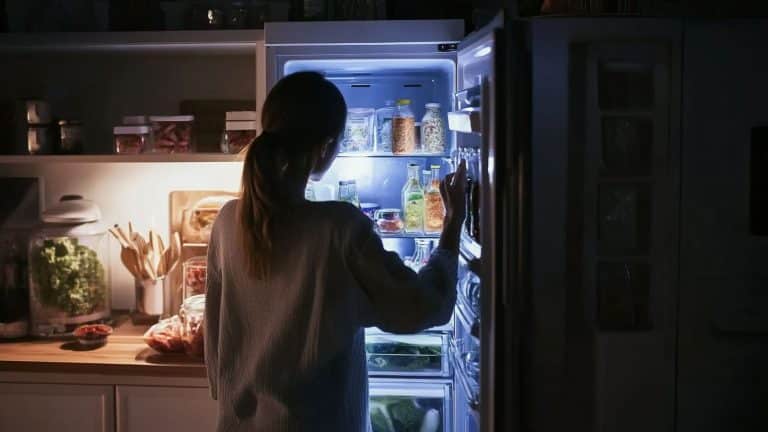 Especialistas emitem alerta sobre 3 alimentos que você nunca deve comer antes de dormir