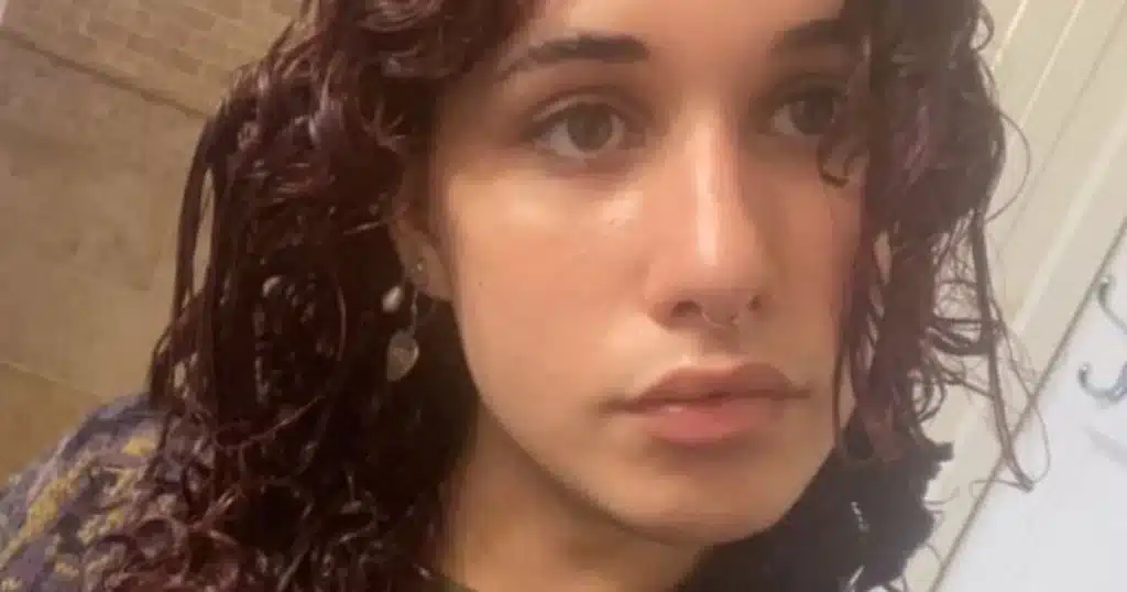 Estudante processa médicos após alegar ter sido 'diagnosticada erroneamente' com disforia de gênero e 'encaminhada rapidamente' para cirurgia
