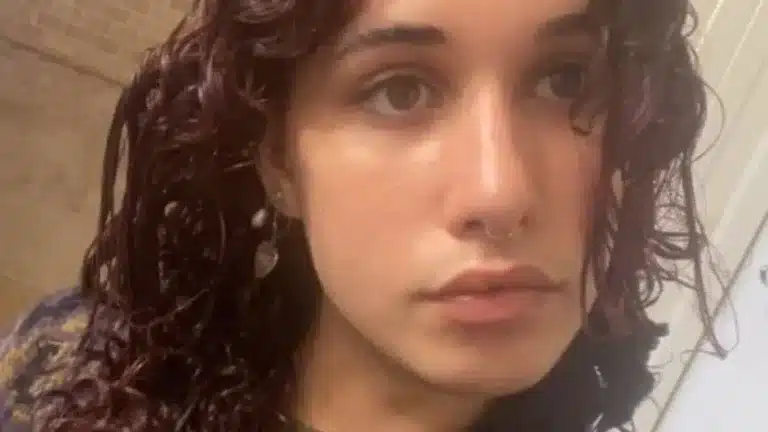 Estudante processa médicos após alegar ter sido 'diagnosticada erroneamente' com disforia de gênero e 'encaminhada rapidamente' para cirurgia