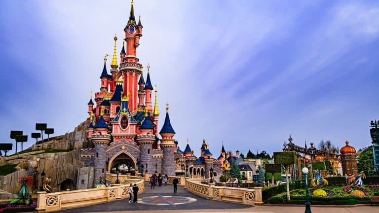 Família compra $ 10 mil em cartões-presente da Disneyland e descobre que são para o Disney+